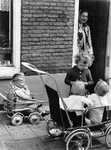 361017 Afbeelding van een aantal kinderen op de stoep, vermoedelijk in Utrecht, met op de achtergrond een moeder in de ...